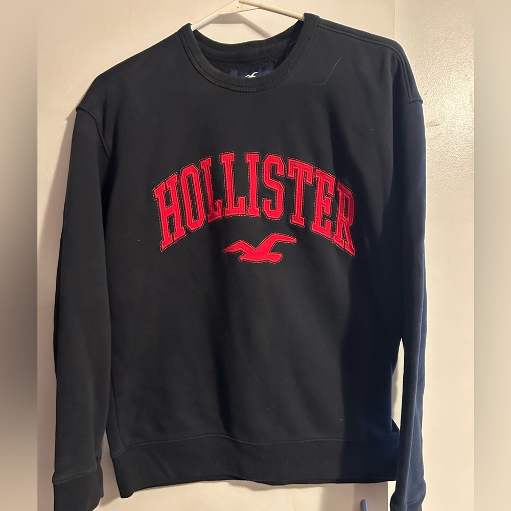 Hollister Men’sBlack and Red Crewneck Sweater